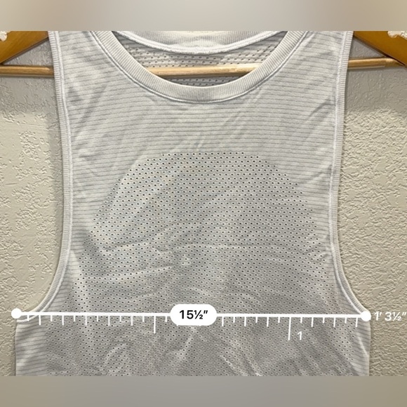 Lululemon athletica muscle tank Women's Top Sz 2 - Picture 9 of 9